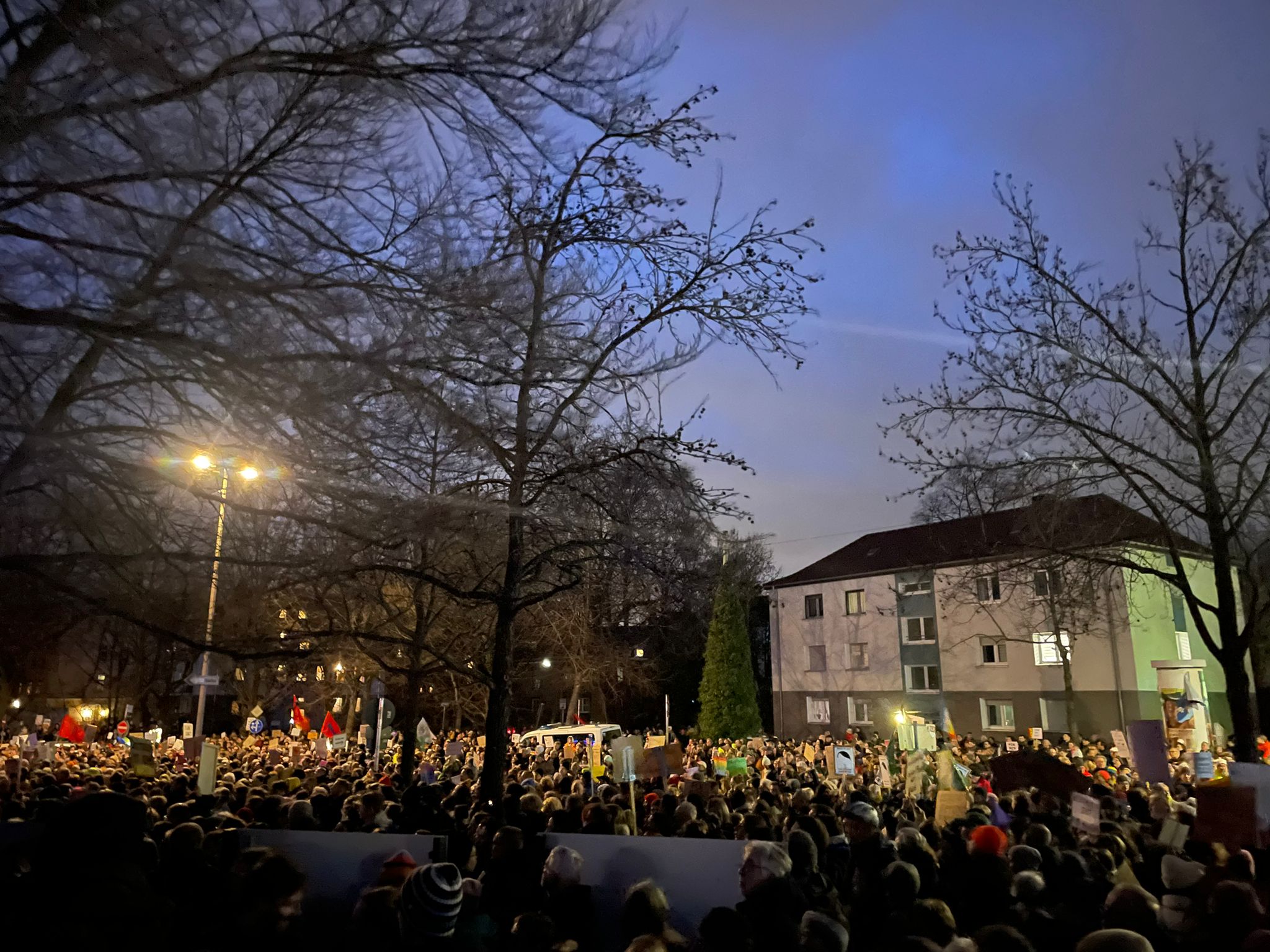 Das Bild zeigt eine große Menschenmasse, die gegen die AfD demonstriert.